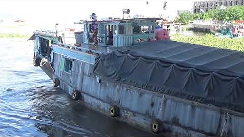 Ghe Gỗ Vượt Cống Nước Đang Chảy Xiết