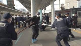 駅のホームで刃物振り回し暴れる男…警察とJRが不審者対応訓練　香川