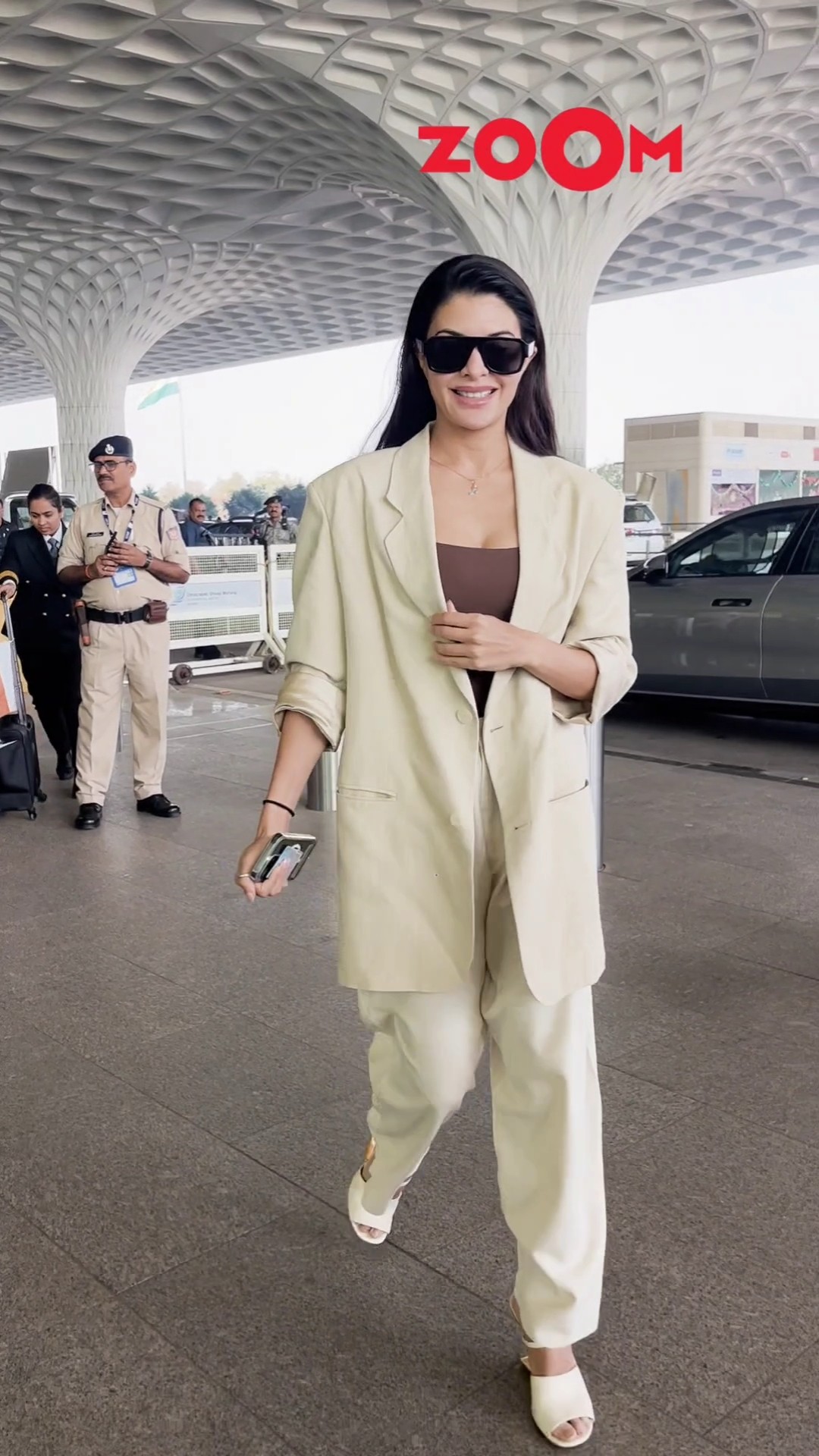 Jacqueline Fernandez’s Monochrome Travel Look is Totally Chic! ?❤️ #jacquelinefernandez #shorts