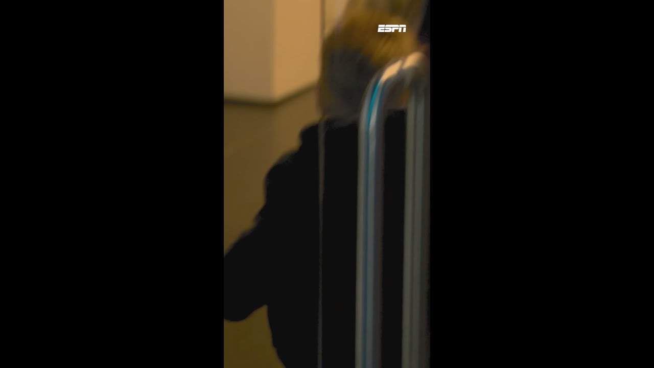 Zoontje Damon Mirani he-le-maal blij met het shirt van Joey Veerman 🥹