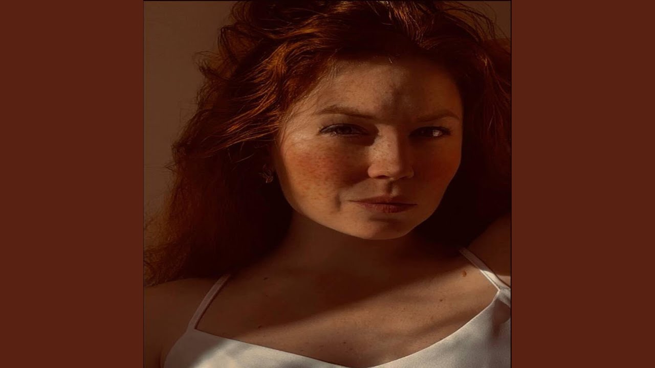 При долині кущ калини