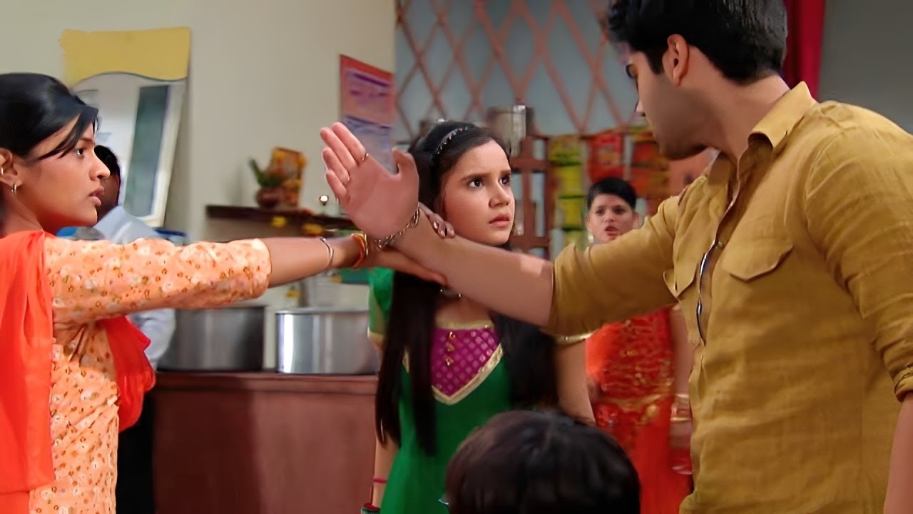 पिंकी ने कृष्णा को बाज़ारू कहा  ! Afsar Bitiya | Drama Scene