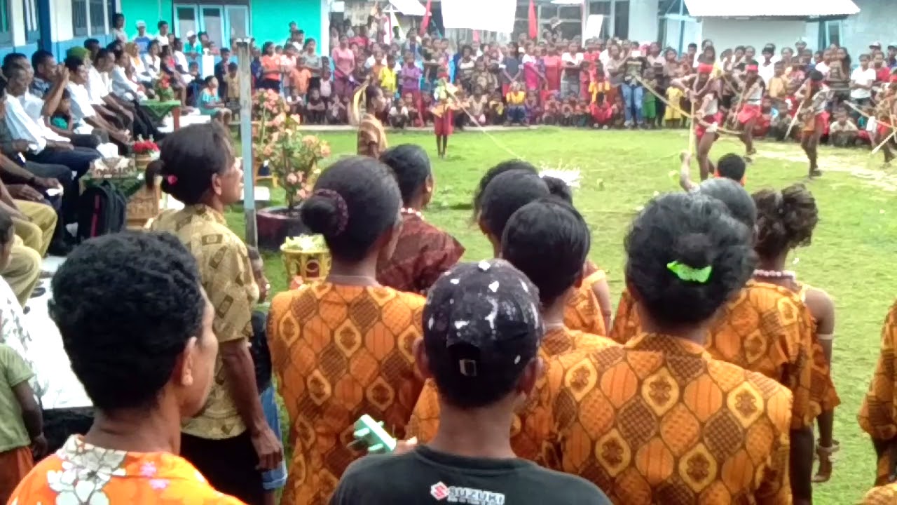 Tarian SD Kristen Lor-Lor... #laguAru #tarianadat #siswa