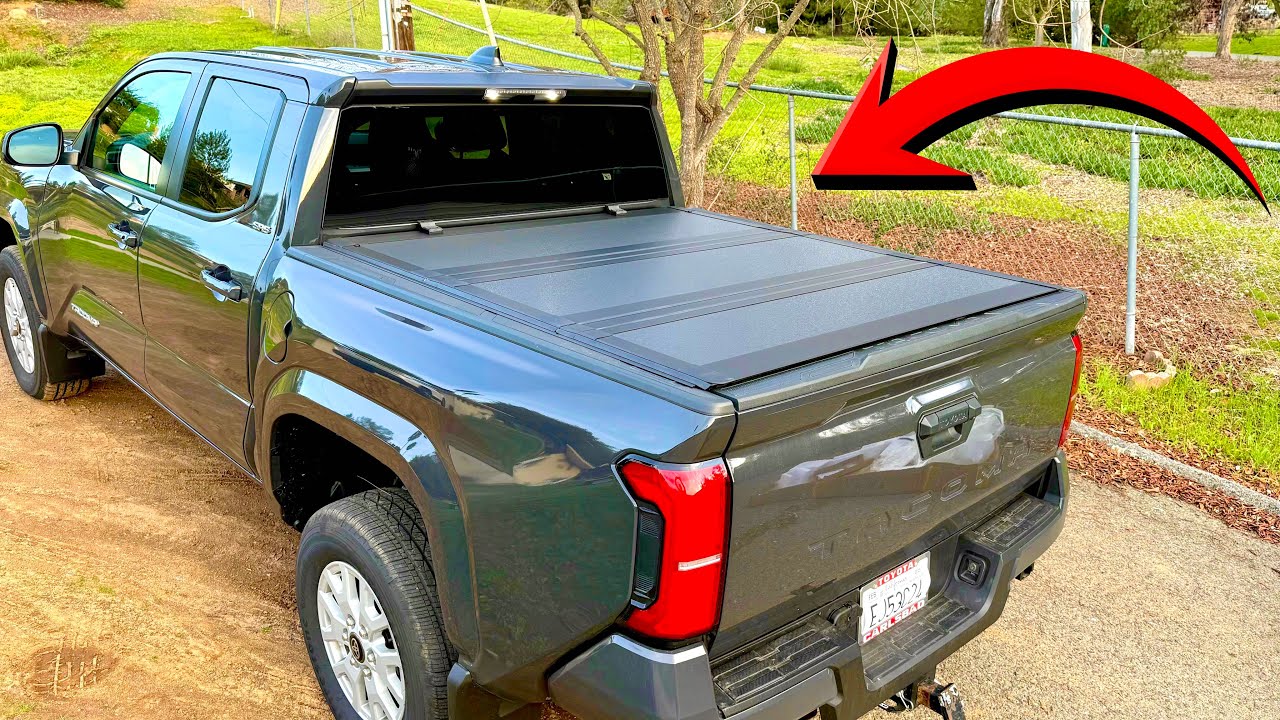 Установка жесткой крышки на кузов Toyota Tacoma 2025 года.