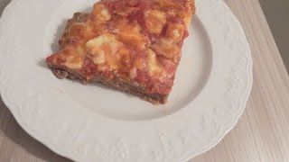 Pizza con base di carne. Buonissima.