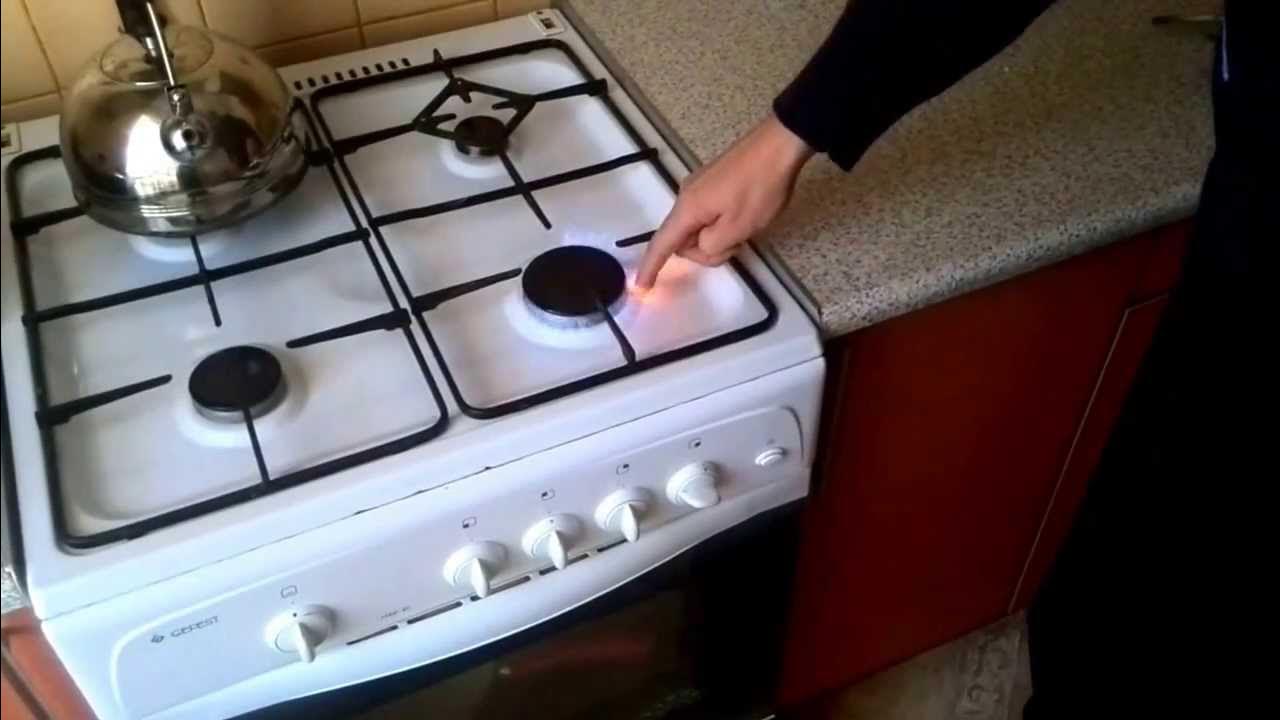 газовую плиту поджигает. газовая плита гефест коптит большая конфорка. спички зажигают газовую плиту. газовая плита разжечь. спички плита газовая горелка.