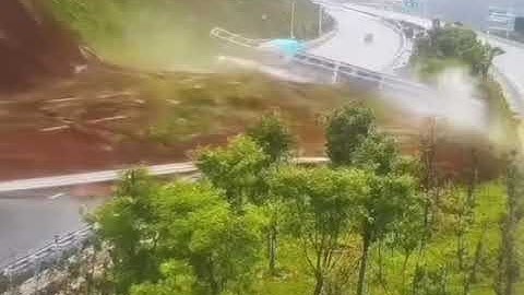 Sạt lở đất - Nguy hiểm quá II Các cụ gánh còng lưng....