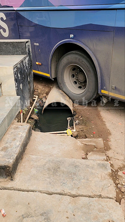 Volvo 9600 Struggling hard to make the turn😲 extremely challenging job for the driver🙌#shorts #volvo