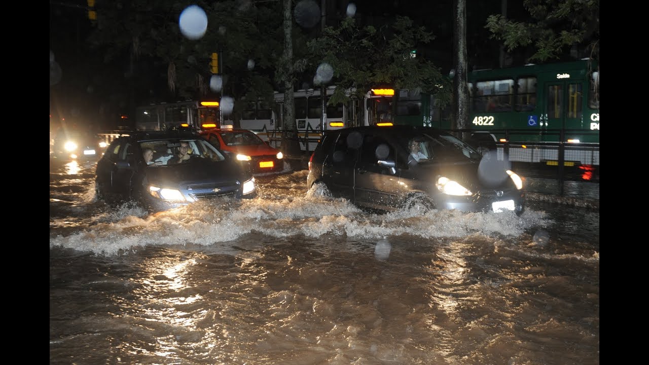 Forte chuva atinge Porto Alegre e causa alagamentos alagamentos recife agora