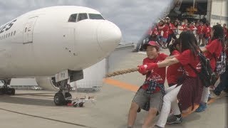 綱引きで旅客機動かす 成田空港で小学生ら