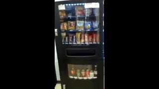 Как обмануть торговый автомат / How to deceive the vending machine(Лучшие видеоролики и гифки сети! Группа в Контакте : https://vk.com/govideo., 2015-06-03T13:14:19.000Z)