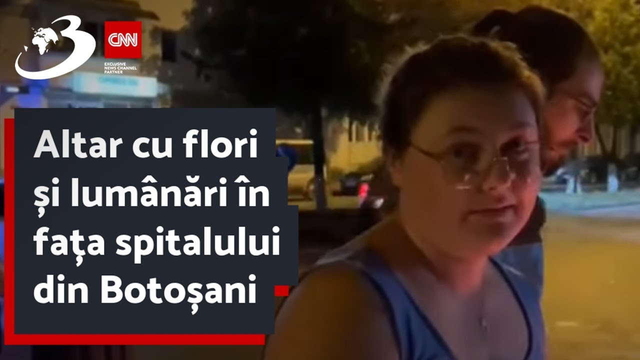 Altar cu flori și lumânări în fața spitalului din Botoșani în care Alexandra, tânăra mămică în vârst