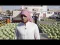 شباب سعوديون.. يعملون بسوق الفاكهة وبيع "البطيخ " في بريدة