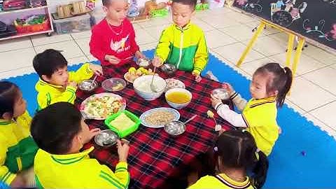 Bữa cơm gia đình lớp 4 tuổi B2 Trường mầm non Ninh Sơn