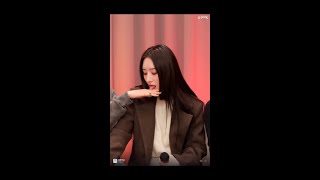 Sua Licks Yoohyeons Finger