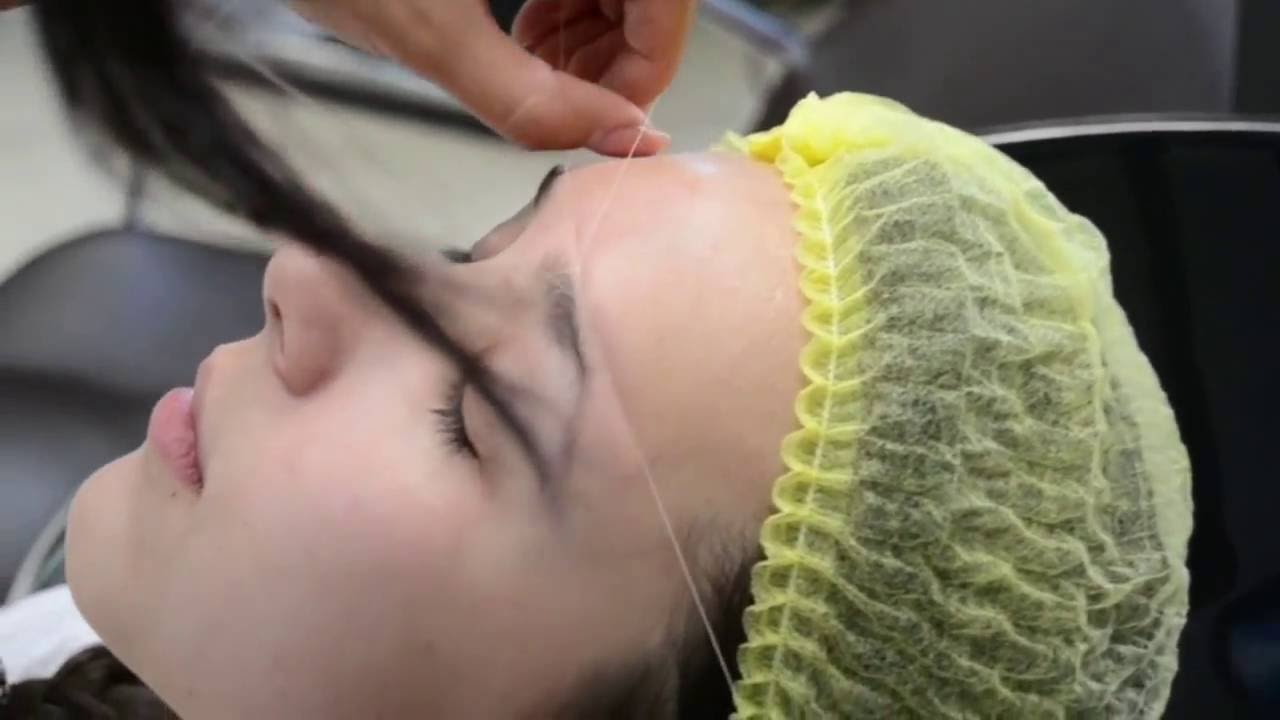 Коррекция бровей нитью - YouTube