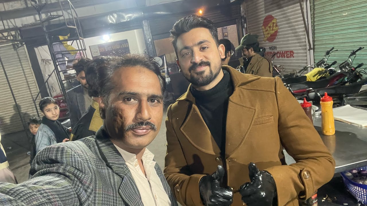 Meet Up Asad Bhai || Famous Shapata Roll Multan - YouTube