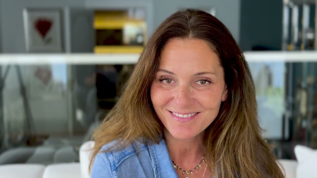 Deborah Elmalek en interview à La Chèvre d'Or à Èze pour sa pièce "Délivrez-nous"