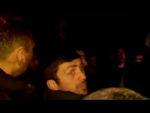 საგაფიცვო კომიტეტის წევრი გაფიცულ მუშებს მოლაპარაკებების შედეგებს აცნობს