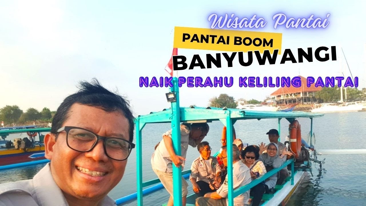 WISATA PANTAI BOOM BANYUWANGI, BERPERAHU MENDEKATI PULAU BALI.