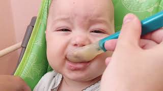 Малыш пробует первый прикорм - цветная капуста Gerber Малыш пробует первый прикорм - цветная капуста Gerber