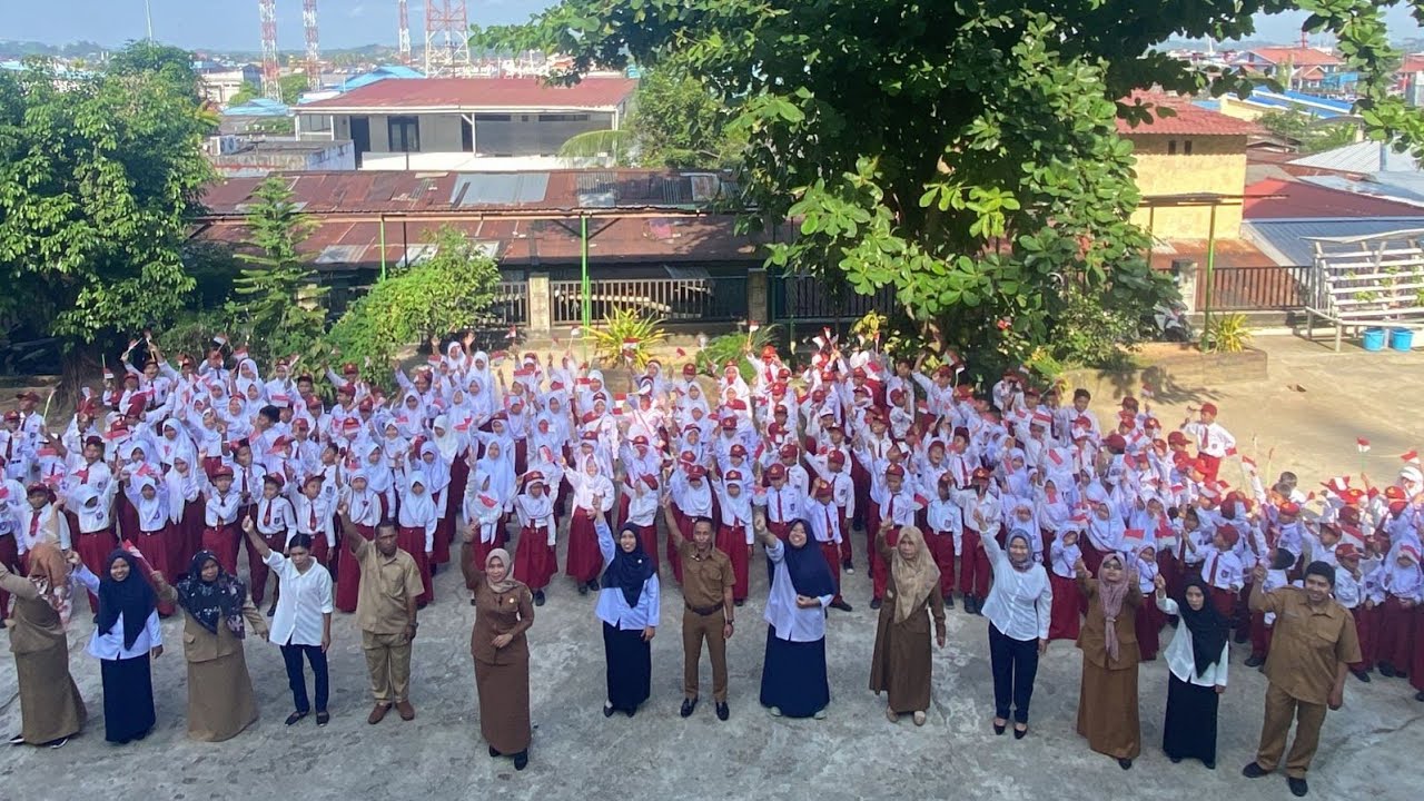 Pelaksanaan Gerakan Pembagian Bendera Merah Putih Tahun 2023 SD Negeri 004 Samarinda Ilir