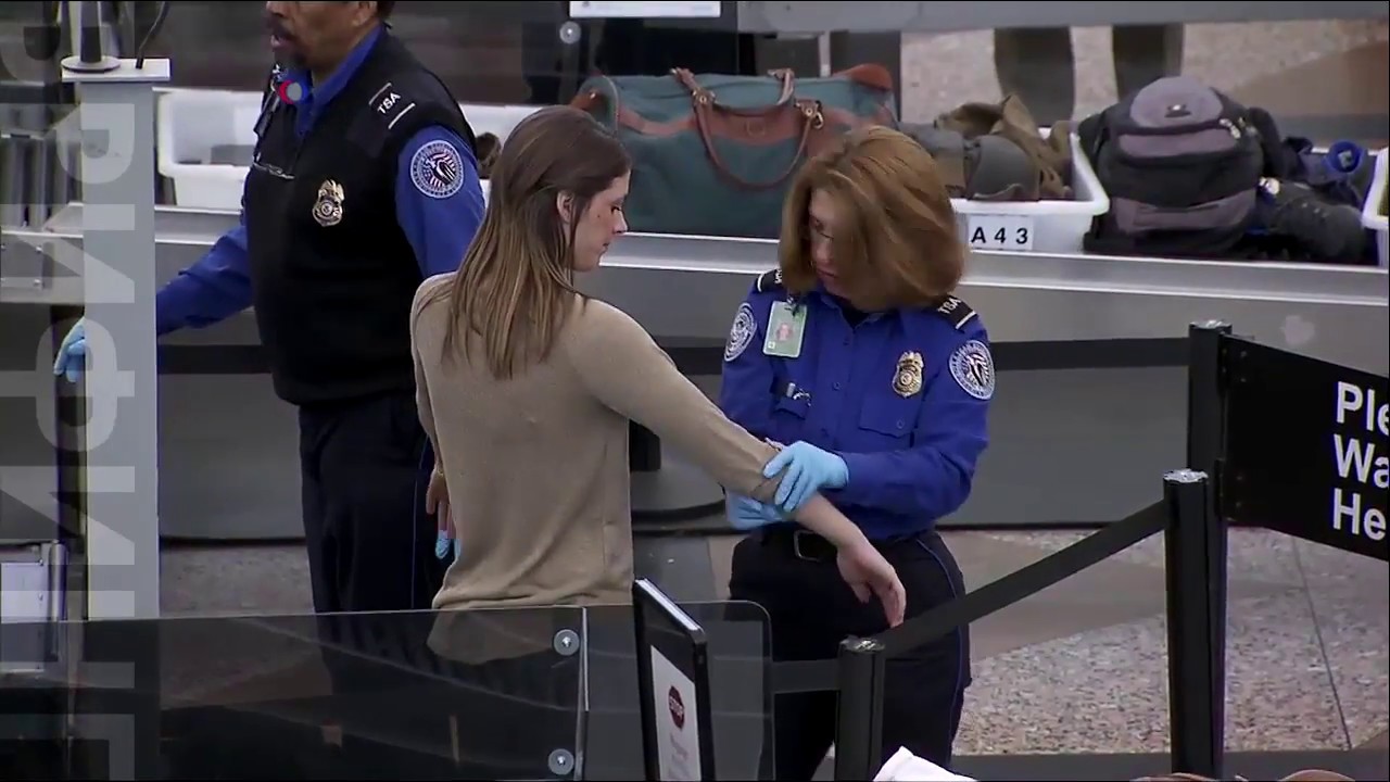 Досмотр 2. Личный досмотр в аэропорту. Обыск в аэропорту. Обыск женщин. Досмотр в аэропорту США.