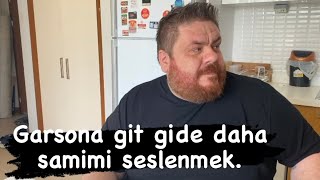 Garsona git gide daha samimi seslenmek.