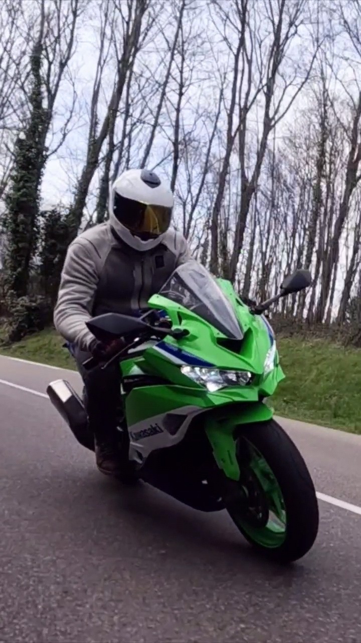 Compacte la ZX-4RR non ? - YouTube