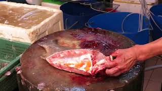 Hong Kong Seafood Cutting Alive Biggest Grouper Lutjanus Rivulatus, Star Snapper at Seafood Market