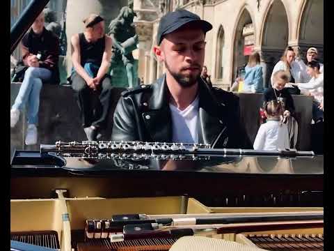 Видео: Beautiful Ukrainian Song - Чорнобривці Street Piano Perfomance Munich Marienplatz