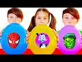 아드리아나 마법 초콜릿 사탕 playing Balloons Super Heroes with Ali and Adriana