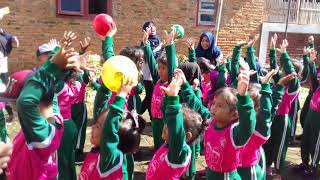 Permainan anak paud estafet bola diatas kepala