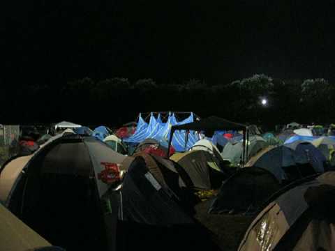 Kinderen Tegen Kinderen op Lowlands - 3FM opnames - Giel in BetaTent