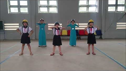 Đủ 3 bước rước bình an - Trường TH Lê Văn Thế