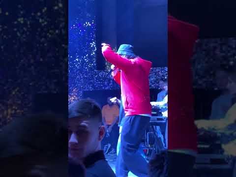 Весь зал поет Абу бандита