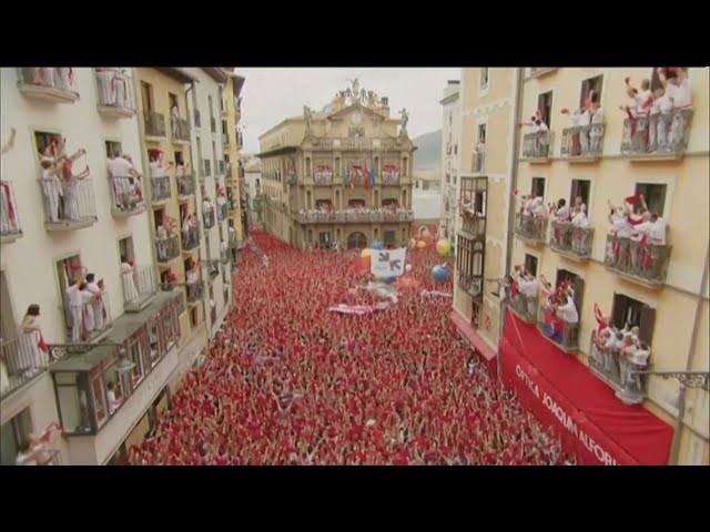Thousands take part in 2023 Running of the Bulls class=