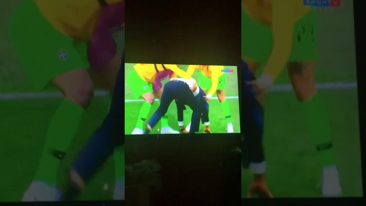 tite cai em comemoracao