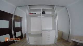 Белый встроенный шкаф с раздвижными глянцевыми дверьми (0644)