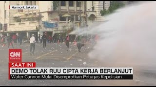 Panas! Detik-detik Massa Demo RUU Cipta Kerja Disemprot Water Cannon & Gas Air Mata di Harmoni