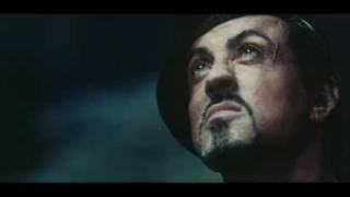 "Noi non lavoriamo così, lascialo andare!" - Clip de I Mercenari