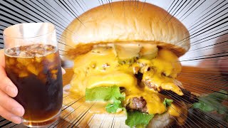 お店に行かなくて良くなるチーズバーガーが完成。ジューシーパティ&チェダーチーズ｜アイスコーヒーも美味い！