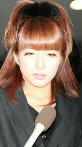 炎上コーデから15年、大人になった辻希美の卒業式の裝い