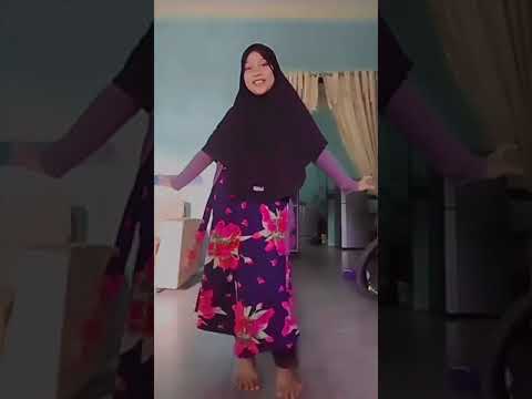 Lagi pakai jaket sama jilbab mau jalan-jalan