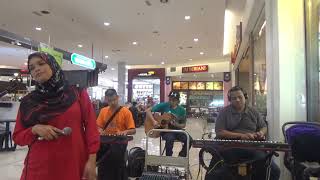Sekadar Di Di Pinggiran - Francissca Peter Live Busking Cover by Aishah Ramli & The Eyelitz
