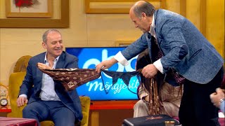 Thumbnail for I heq sutienet live moderatores, fluturon tavolinën nëpër studio. Edmond Murraj me spektakel te ri