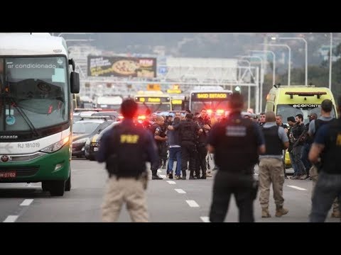 Un francotirador brasileño abatió al hombre armado que mantenía rehenes en un colectivo