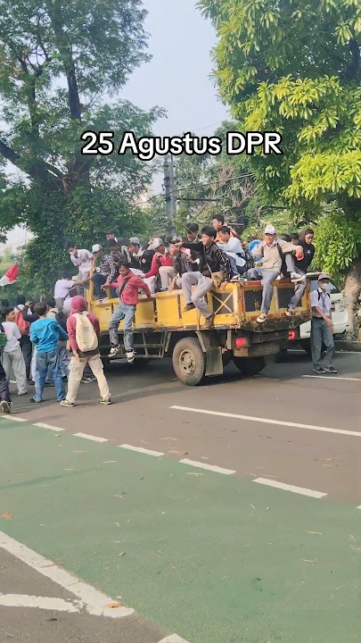 Detik ' anak ' STM datang untuk aksi demo DPR