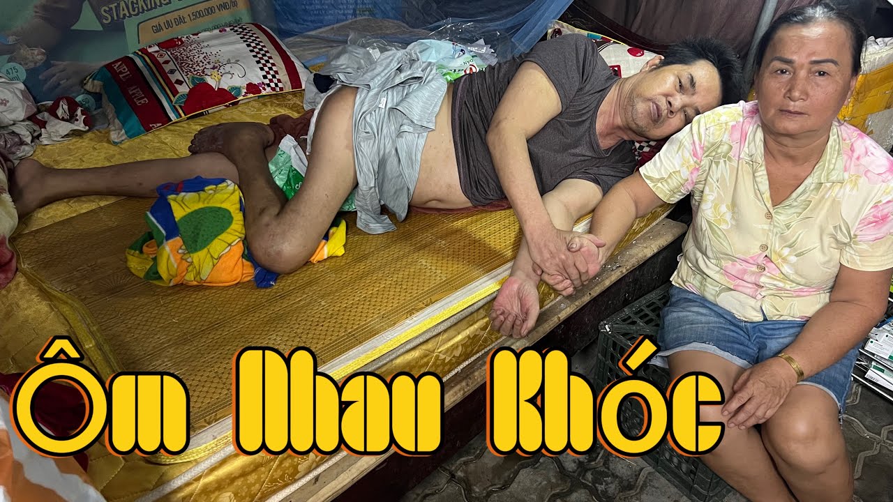 Hai vợ chồng ôm nhau khóc vì nhiều lần muốn nghỉ đến cái ch,ết