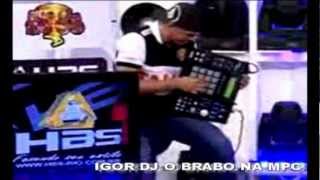 IGOR DJ NA BAND COM A FURACÃO 2000 FAZENDO O SAMPLER DA MPC DE GUITARRA E CAVAQUINHO